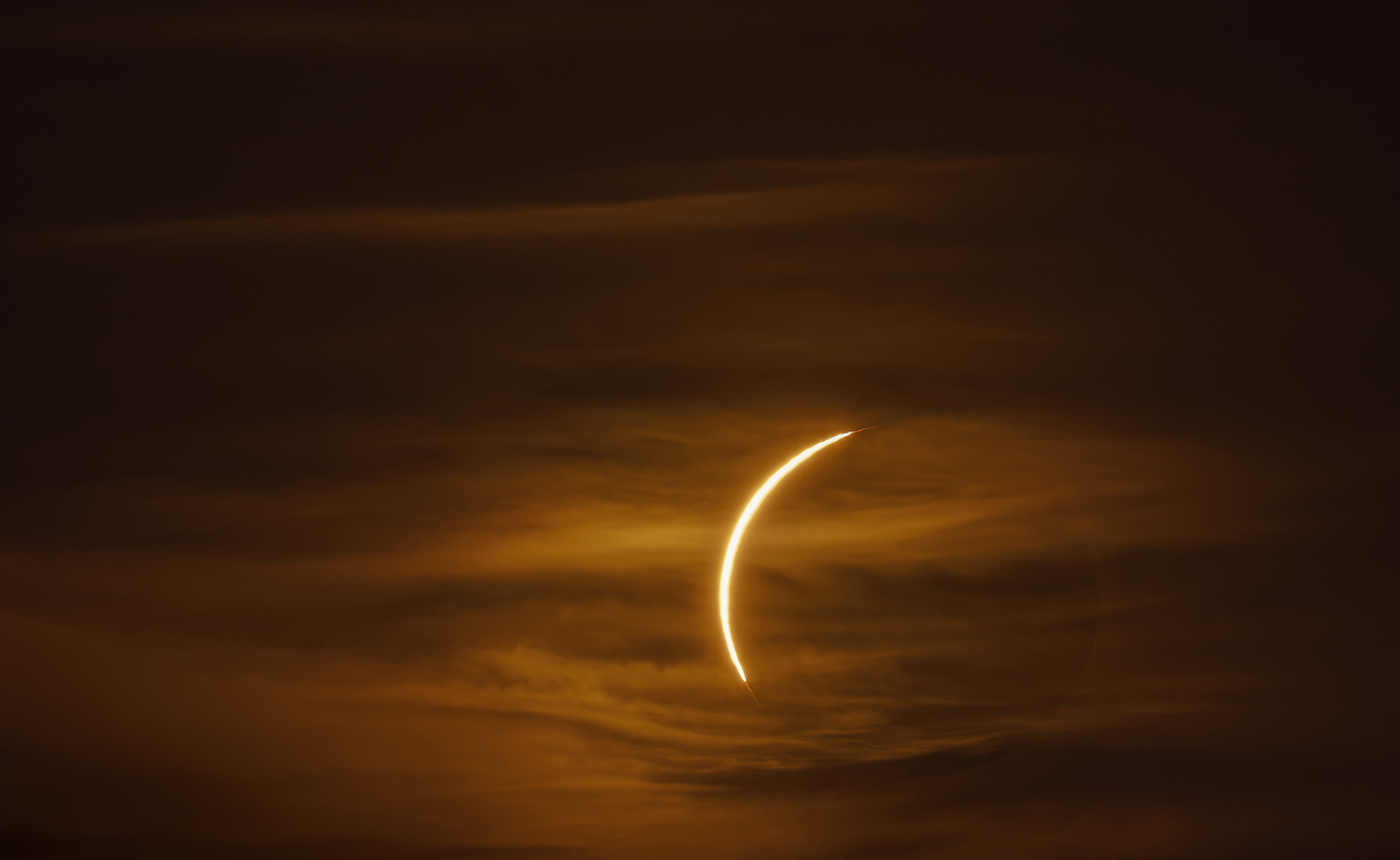 Eclipse en nubes
