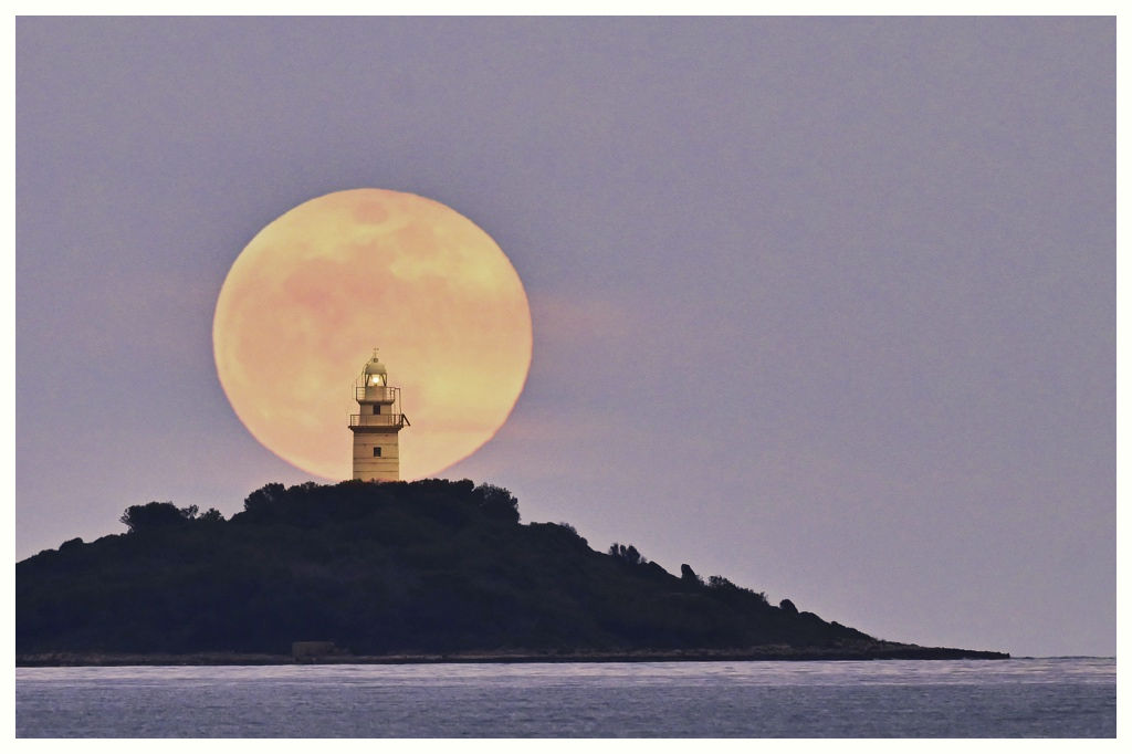 Luna Aucanada marco